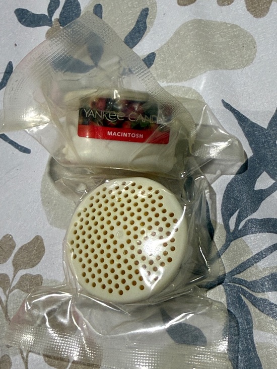 Yankee Candle Other - Yankee Candle Macintosh White Vented Air Freshener & Wax Melt